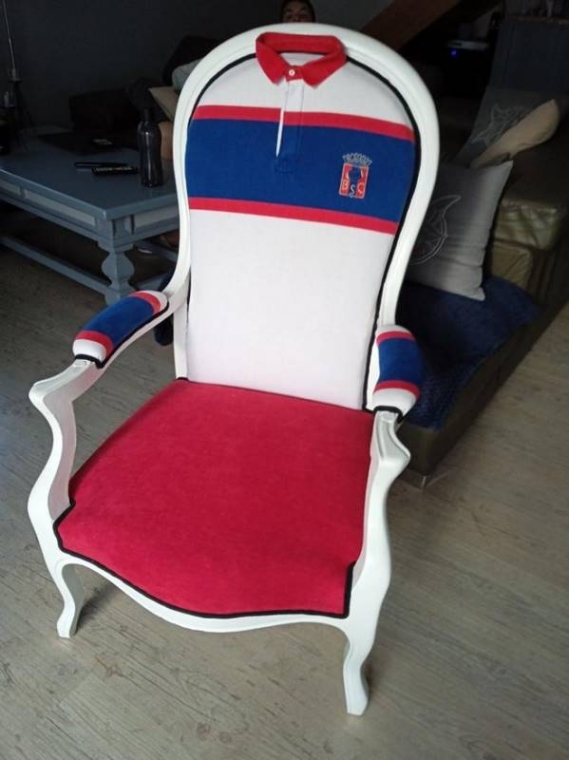 Réfection fauteuil Voltaire avec maillot de Rugby Blagnac, Toulouse, Le Couturier du Mobilier