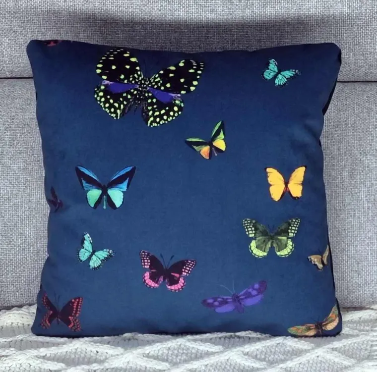 Achat d'un coussin 40 x 40 cm tapissé avec un motif papillon à Toulouse, Toulouse, Le Couturier du Mobilier