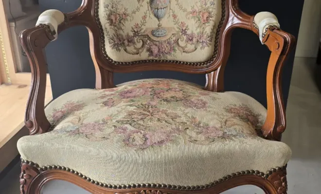 Restauration d'une paire de fauteuils Louis XV à Toulouse, Toulouse, Le Couturier du Mobilier